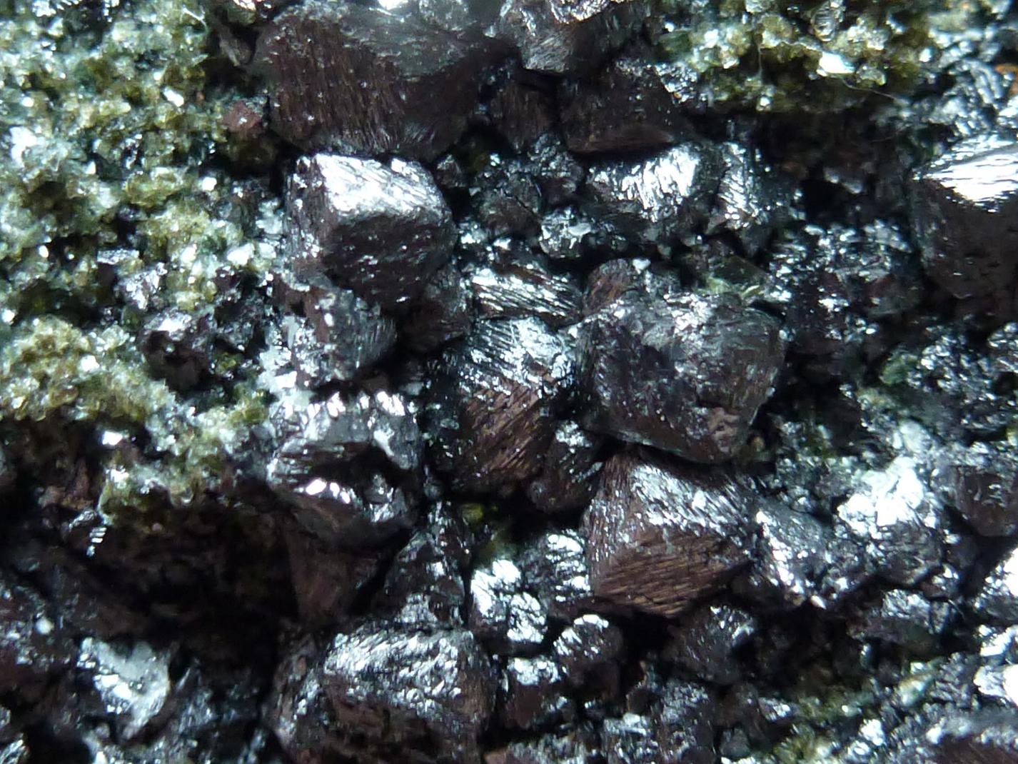 Magnetita, Clinocloro, Pirita, Actinolita y Calcita
7 x 4 cm.
(Autor: javier ruiz martin)