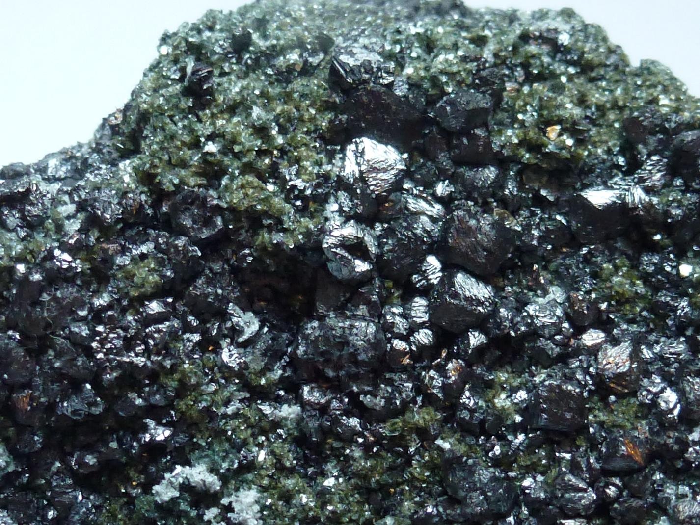 Magnetita, Clinocloro, Pirita, Actinolita y Calcita
7 x 4 cm.
(Autor: javier ruiz martin)
