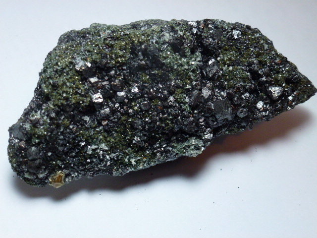 Magnetita, Clinocloro, Pirita, Actinolita y Calcita
7 x 4 cm.
(Autor: javier ruiz martin)