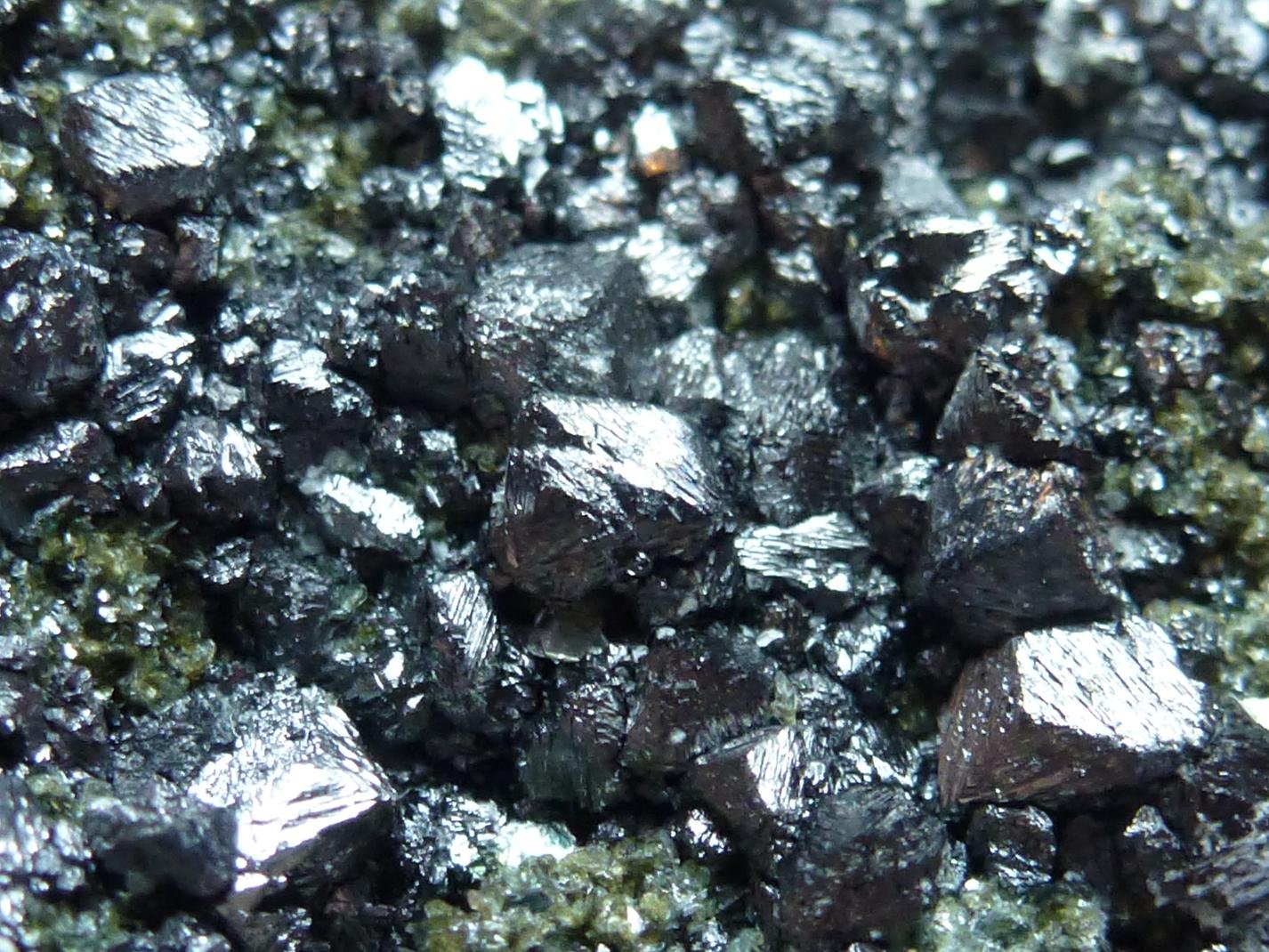 Magnetita, Clinocloro, Pirita, Actinolita y Calcita
7 x 4 cm.
(Autor: javier ruiz martin)