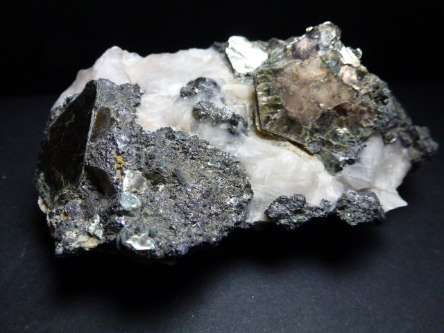 Clinocloro, Magnetita, Calcita, Pirita y Actinolita
11 x 6 cm.
(Autor: javier ruiz martin)