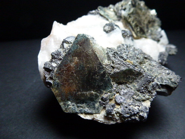 Clinocloro, Magnetita, Calcita, Pirita y Actinolita
11 x 6 cm.
(Autor: javier ruiz martin)