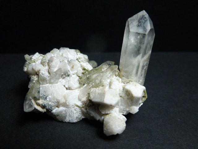 Cuarzo, Ortoclasa, Albita y Clinozoisita-Epidota (Serie)
4,6 x 3 cm.
(Autor: javier ruiz martin)