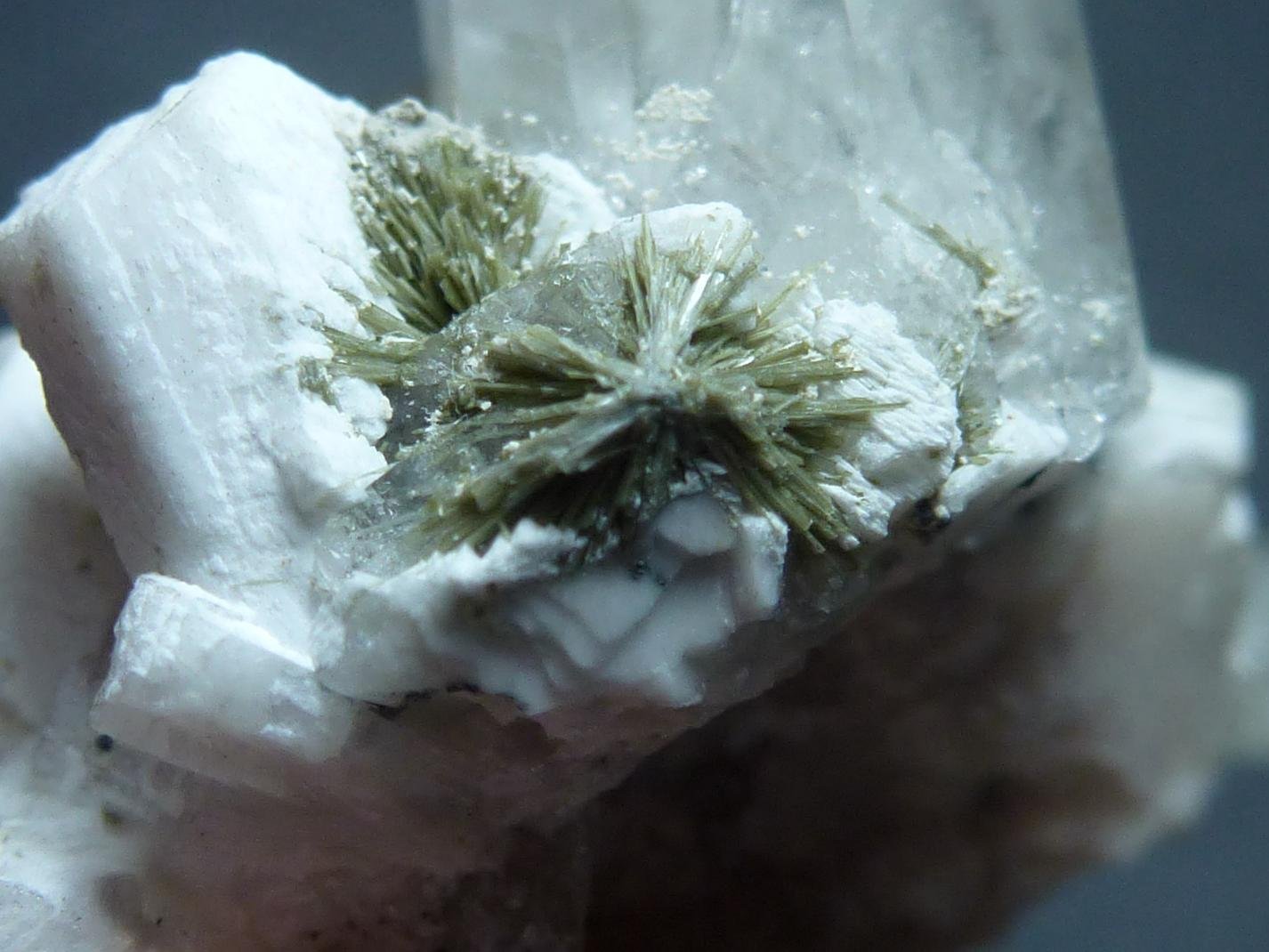Cuarzo, Ortoclasa, Albita y Clinozoisita-Epidota (Serie)
4,6 x 3 cm.
(Autor: javier ruiz martin)