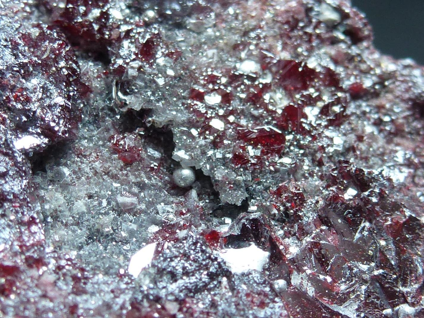 Cinabrio, Mercurio y Dolomita
6 x 5 cm. la pieza, 1 x 1 cm. la foto
(Autor: javier ruiz martin)