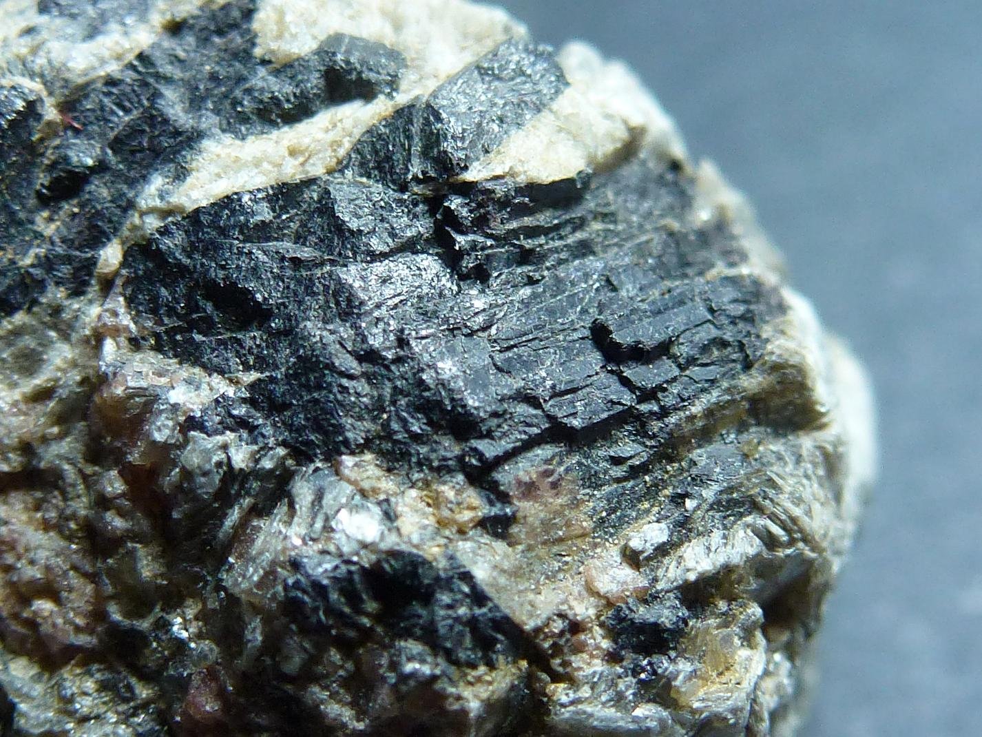 Ferberita, Cuarzo, Mica y Granate
7 x 3 cm.
(Autor: javier ruiz martin)