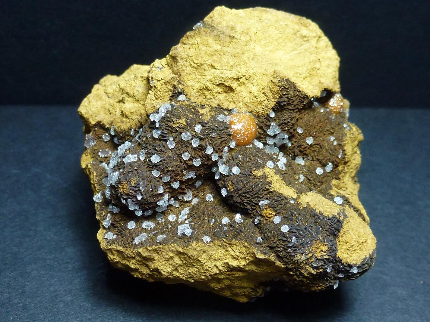 Vanadinita, Siderita, Cuarzo
6 x 6 cm.
(Autor: javier ruiz martin)