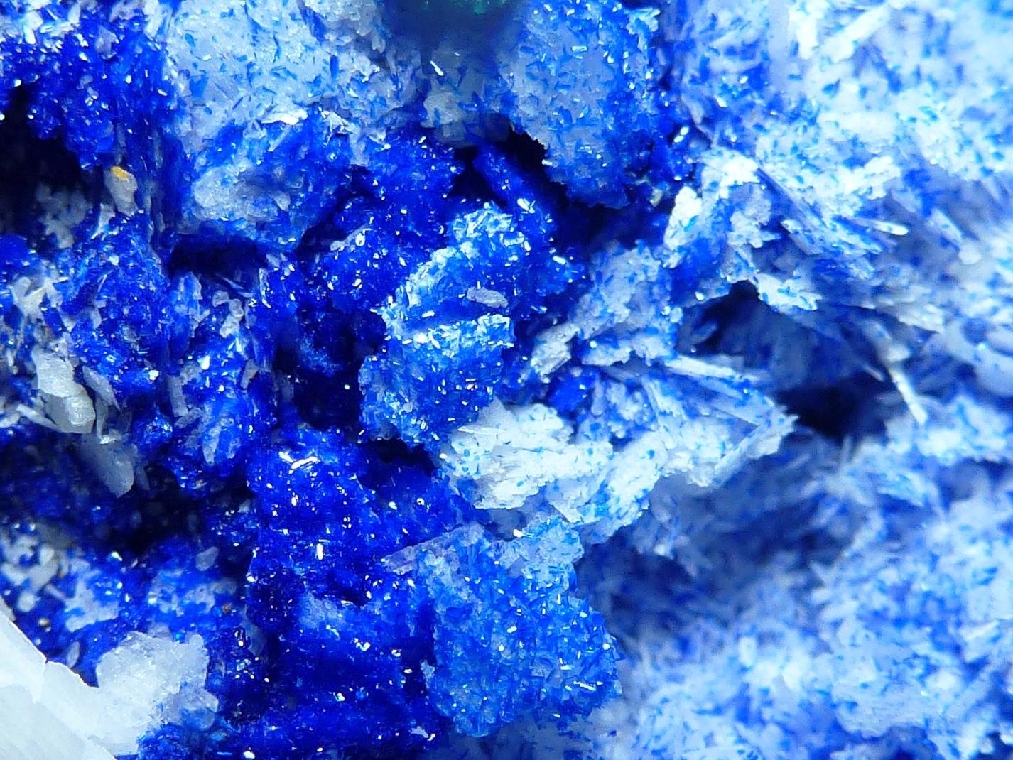 Azurita, Malaquita, Calcita y Aragonito
6 x 4,5 cm.
(Autor: javier ruiz martin)