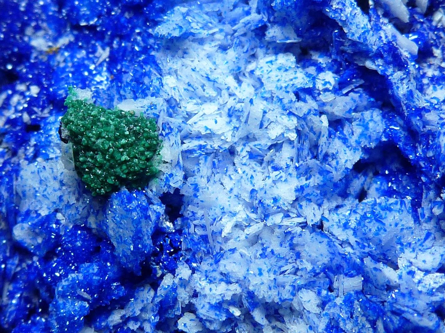 Azurita, Malaquita, Calcita y Aragonito
6 x 4,5 cm.
(Autor: javier ruiz martin)