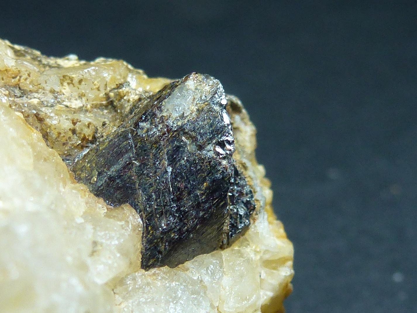 Rutilo
5 x 4 cm. la pieza, 0.8 cm. el Rutilo
(Autor: javier ruiz martin)