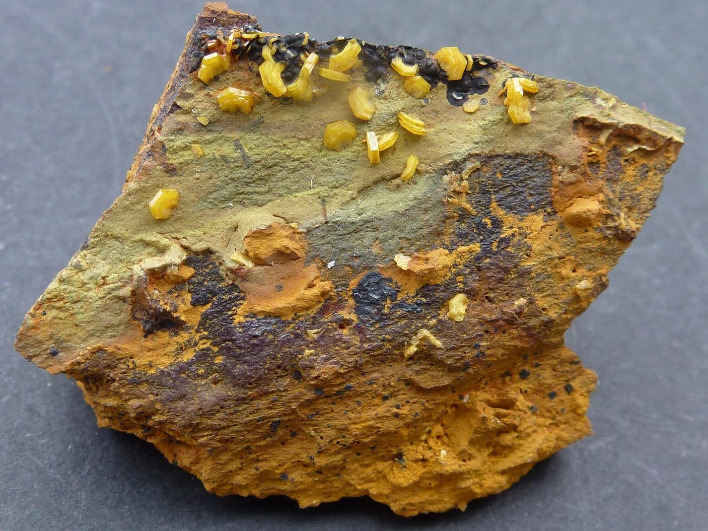 Mimetita, Beudantita
3 x 3 cm.
(Autor: javier ruiz martin)