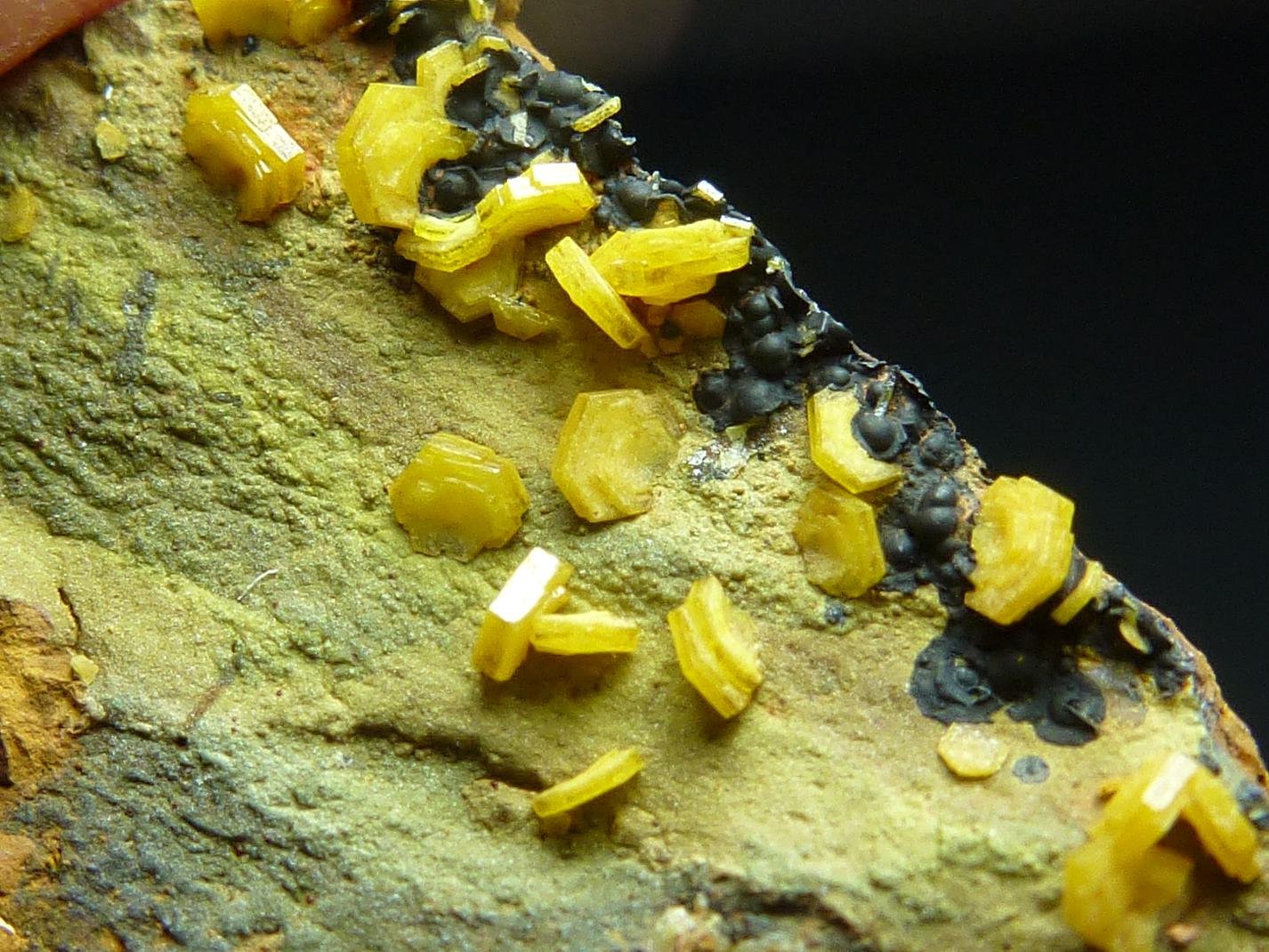 Mimetita, Beudantita
3 x 3 cm.
(Autor: javier ruiz martin)