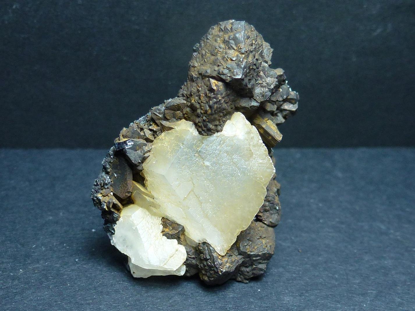 Djurleíta, Calcita
4 x 2,5 cm.
(Autor: javier ruiz martin)