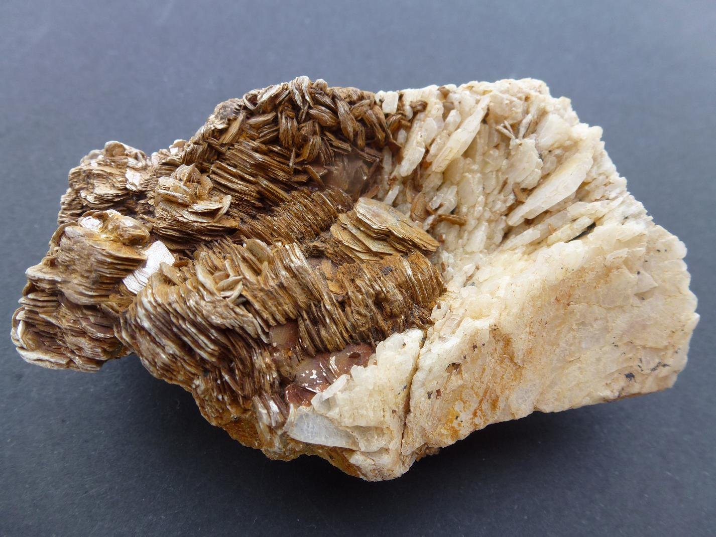 Muscovita, Albita
9 x 6 cm.
(Autor: javier ruiz martin)