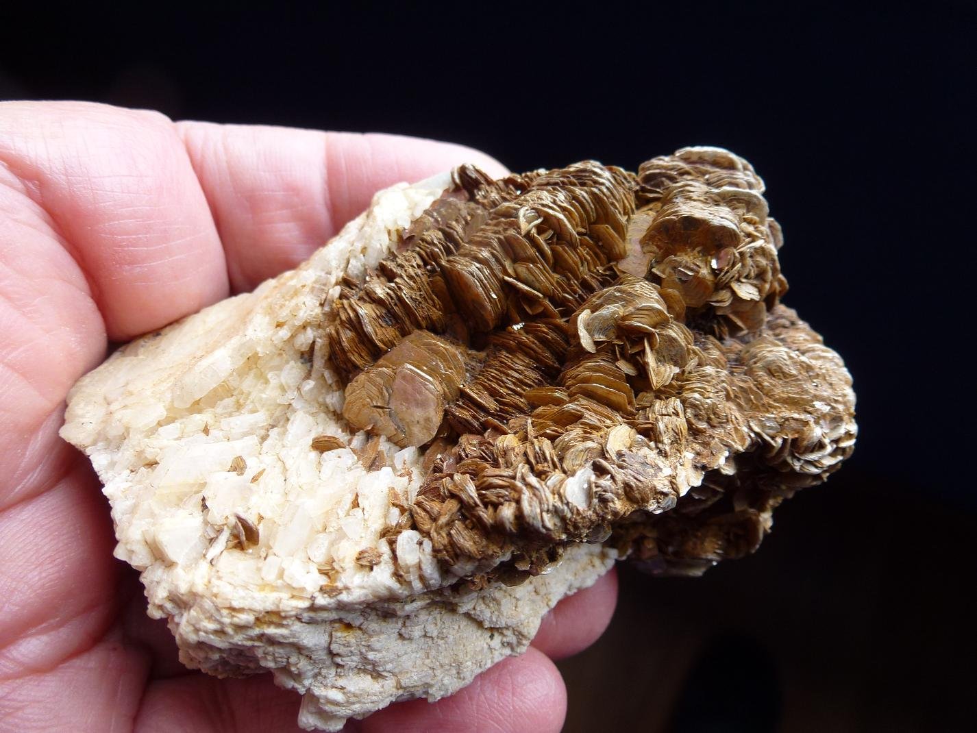 Muscovita, Albita
9 x 6 cm.
(Autor: javier ruiz martin)