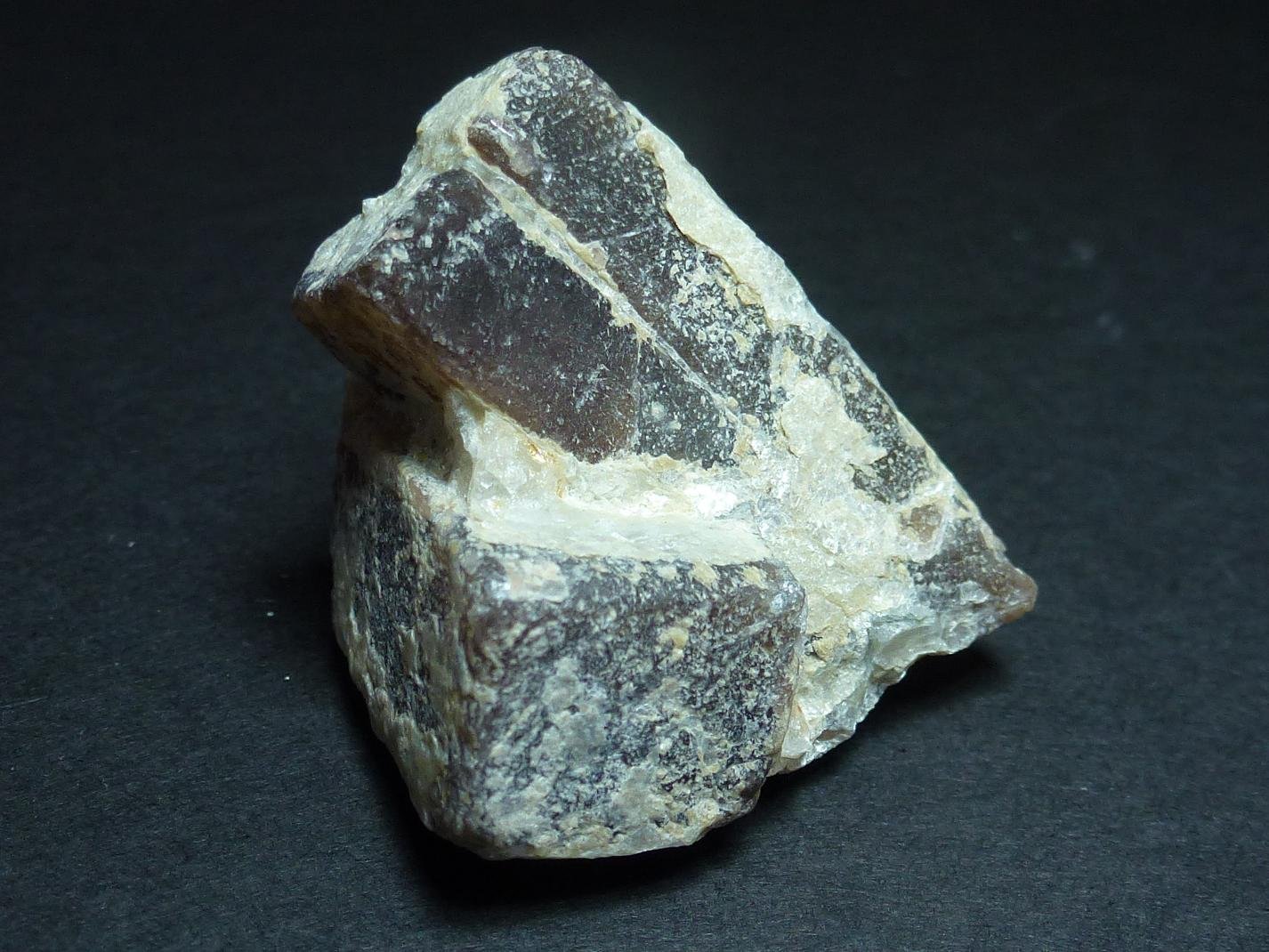 Andalucita, Moscovita
3 x 3,5 cm.
(Autor: javier ruiz martin)