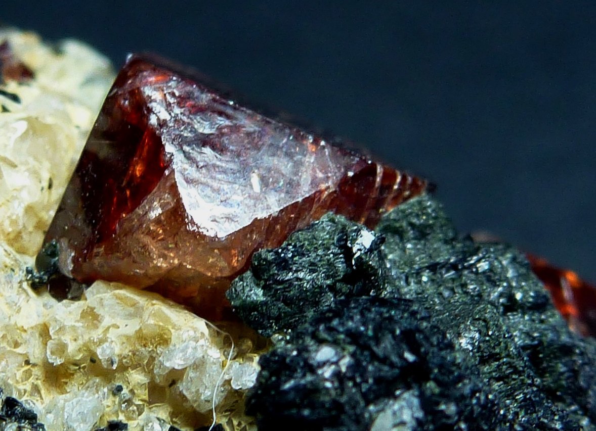 Zircón
3 x 3 cm. la pieza, 0,4 cm. el cristal
(Autor: javier ruiz martin)