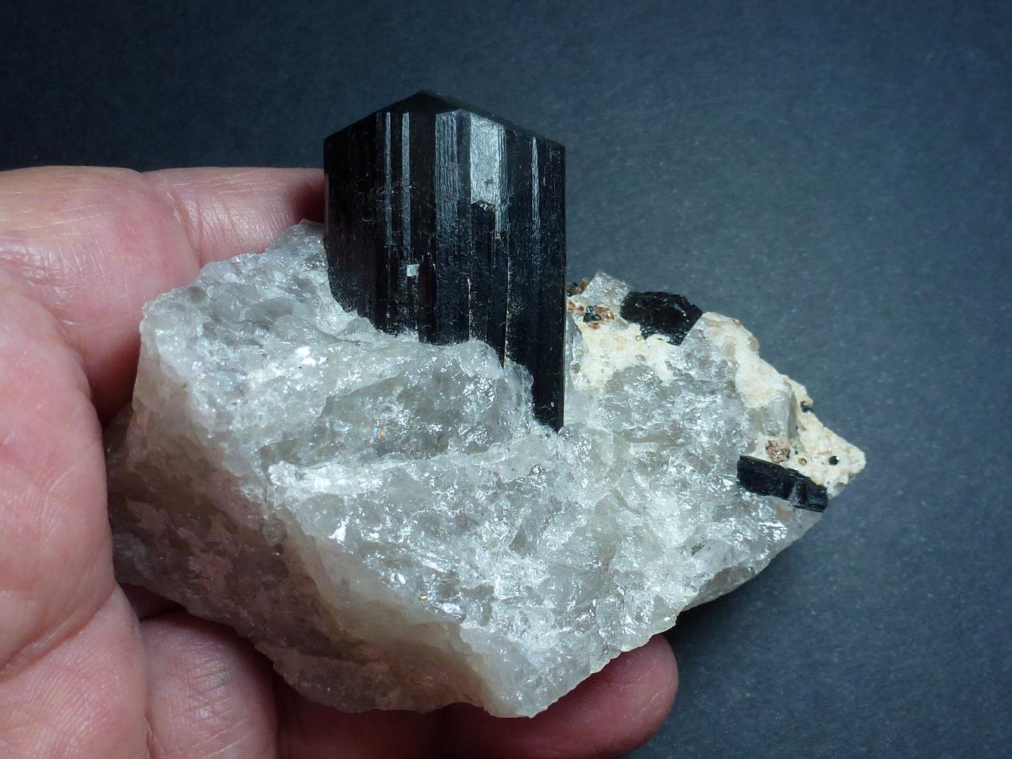 Schorlo (Chorlo), Cuarzo
9 x 8 cm. la pieza, 4 cm. el cristal.
(Autor: javier ruiz martin)