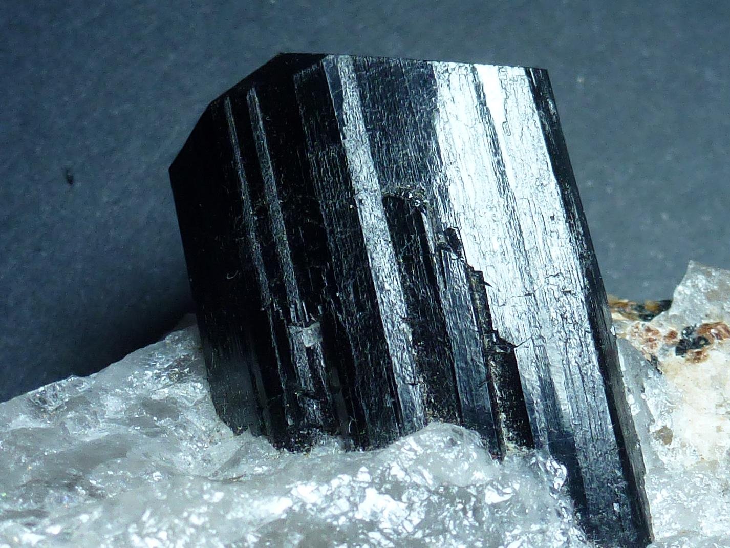 Schorlo (Chorlo), Cuarzo
9 x 8 cm. la pieza, 4 cm. el cristal.
(Autor: javier ruiz martin)