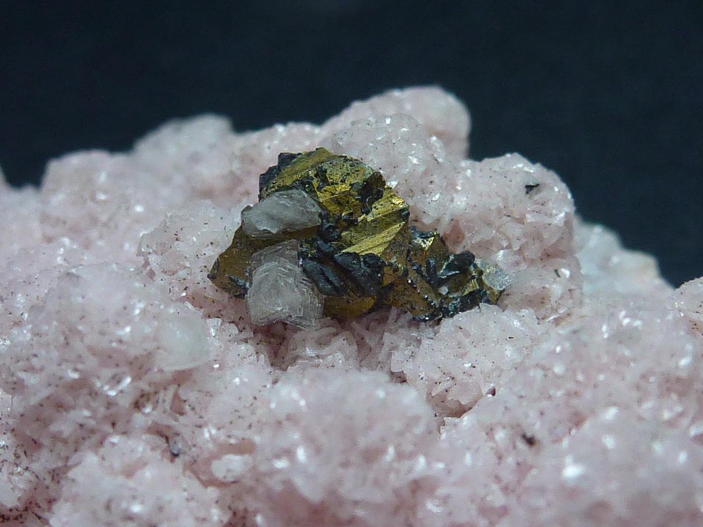 Rodocrosita, Calcopirita, Cuarzo
6 x 5 cm.
(Autor: javier ruiz martin)