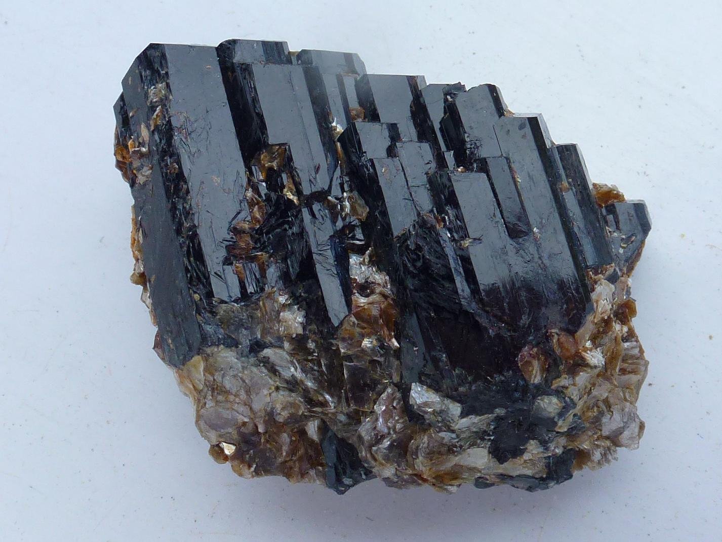 Schorlo, Moscovita
5 x 4 cm.
(Autor: javier ruiz martin)