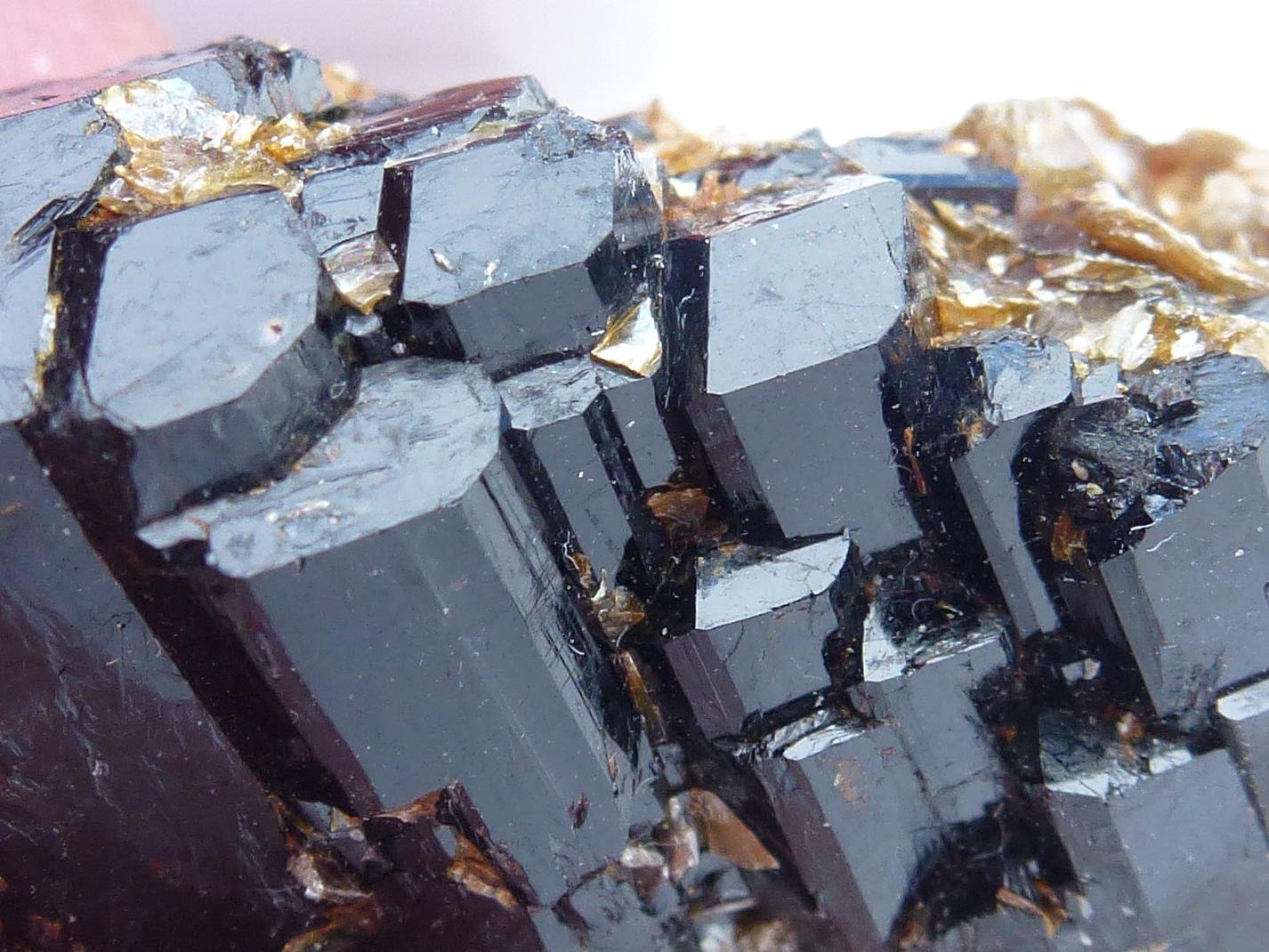 Schorlo, Moscovita
5 x 4 cm.
(Autor: javier ruiz martin)