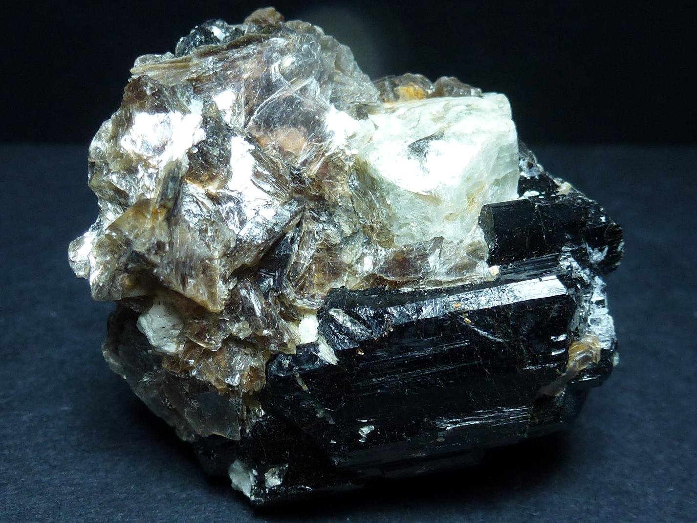 Schorlo, Berilo, Moscovita
5 x 4 cm.
(Autor: javier ruiz martin)