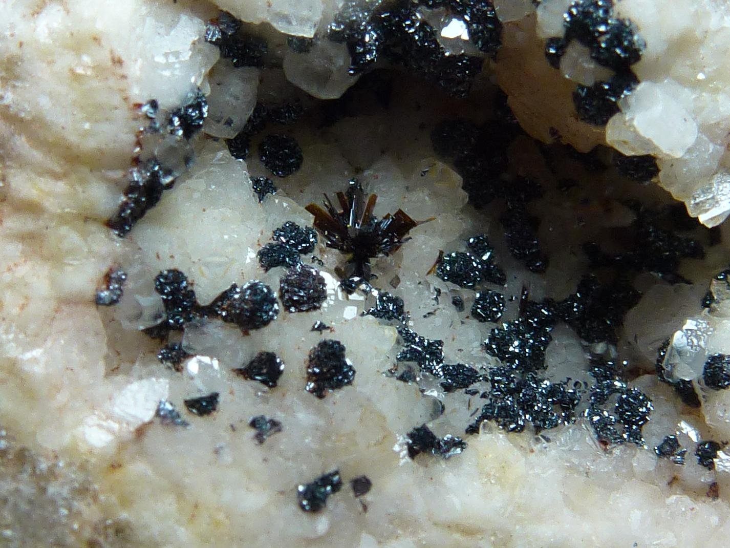 Goethita, Hematites, Calcita
4 x 4 cm.
(Autor: javier ruiz martin)