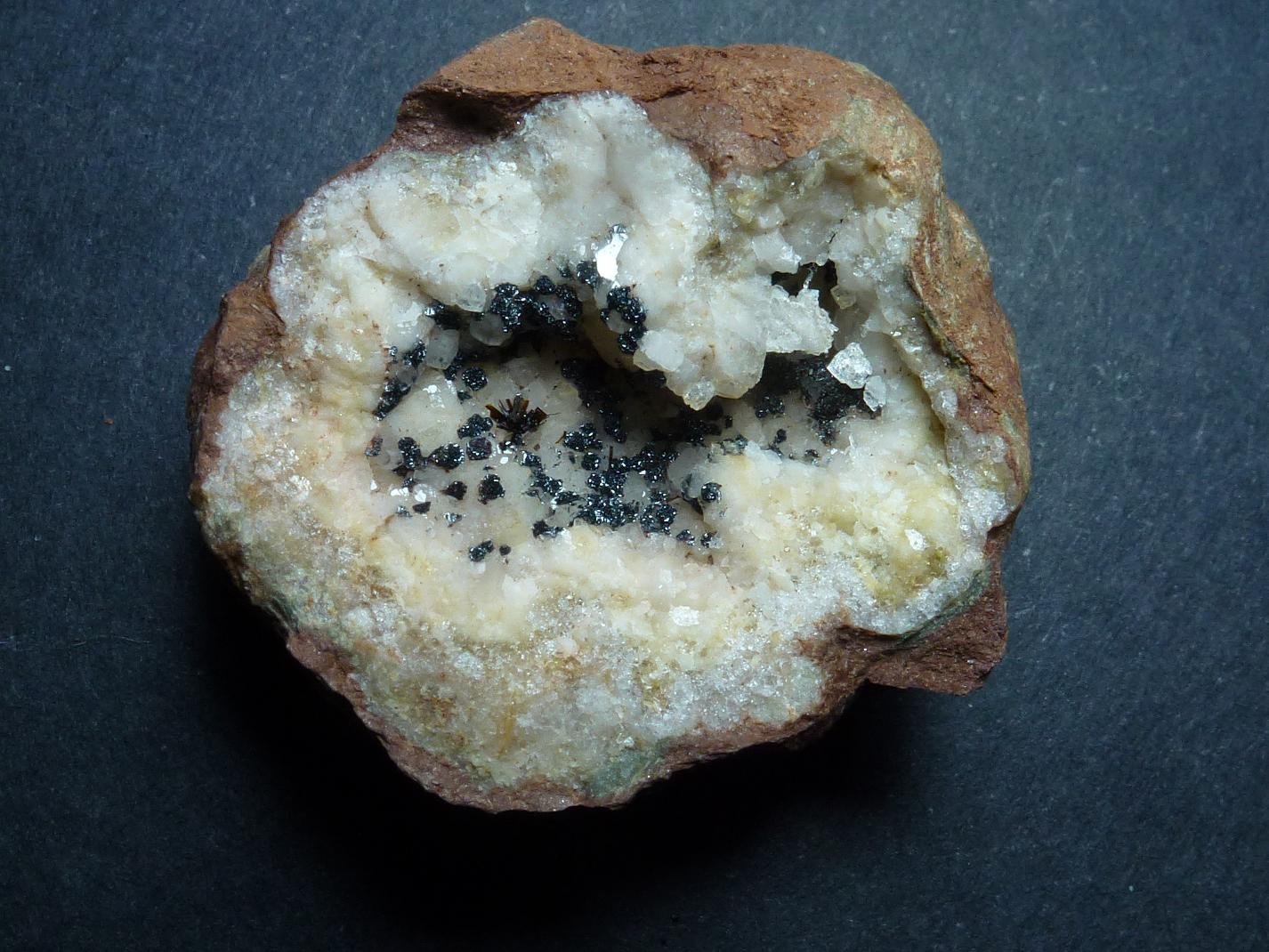 Goethita, Hematites, Calcita
4 x 4 cm.
(Autor: javier ruiz martin)