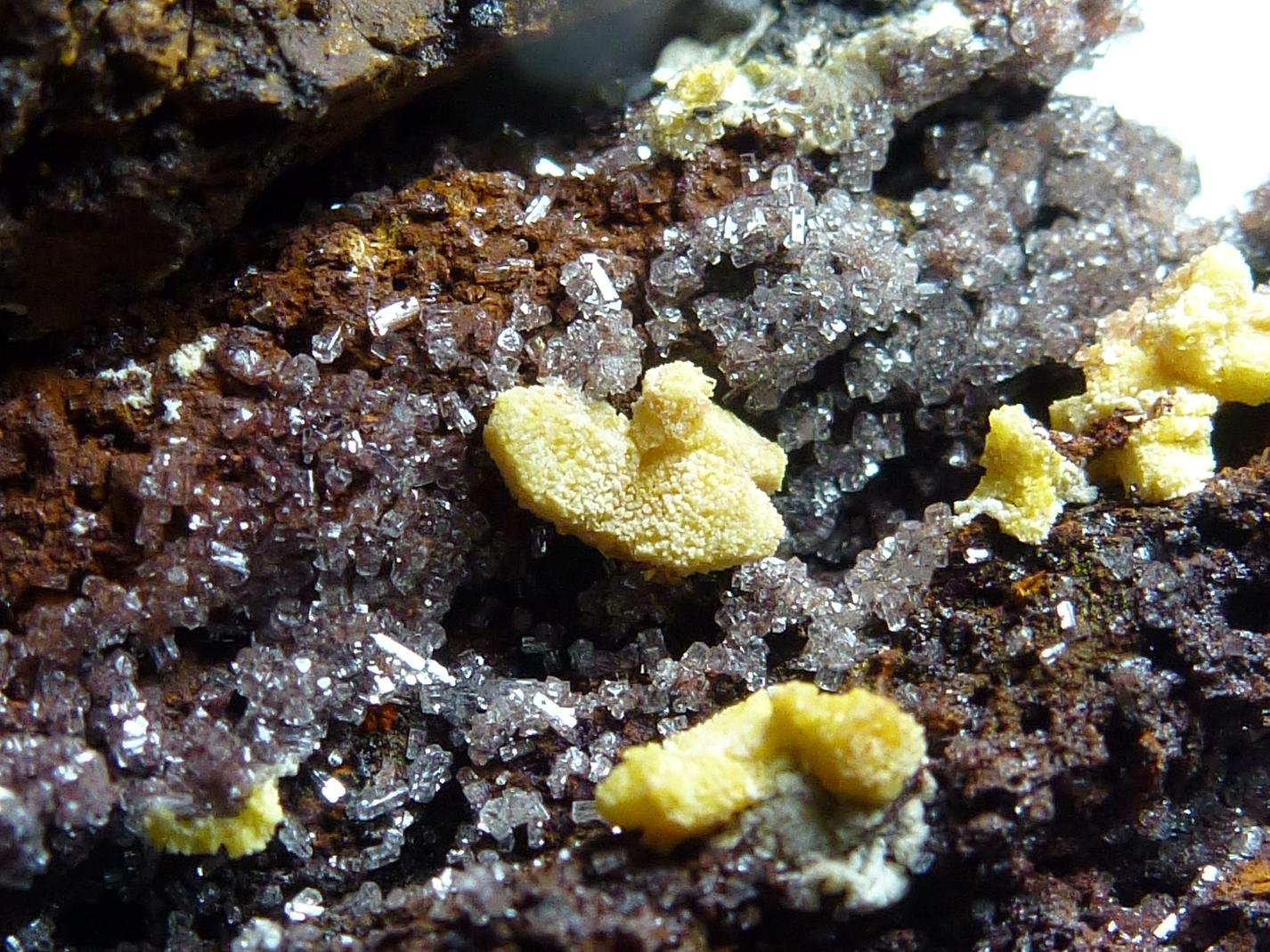 Mimetita, Calcita
4 x 4 cm. la pieza, 0,2 cm. el cristal mayor
(Autor: javier ruiz martin)