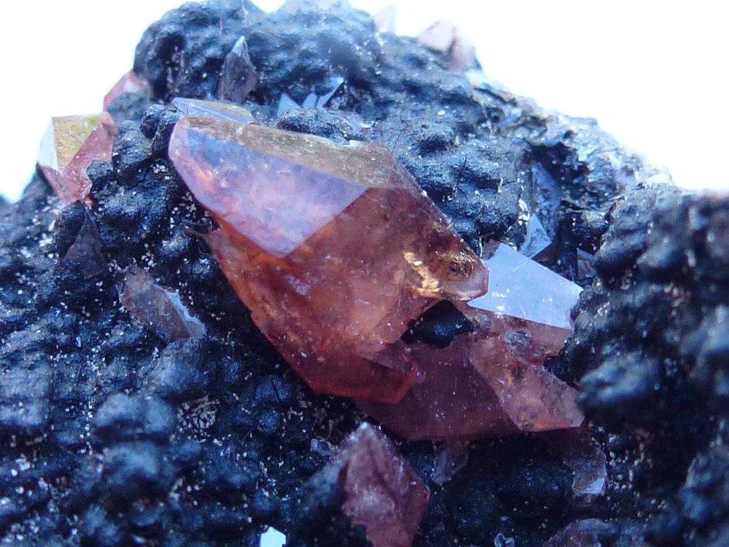 Rodocrosita, Goethita
5 x 5 cm. la pieza, 1,1 cm. el cristal mayor
(Autor: javier ruiz martin)