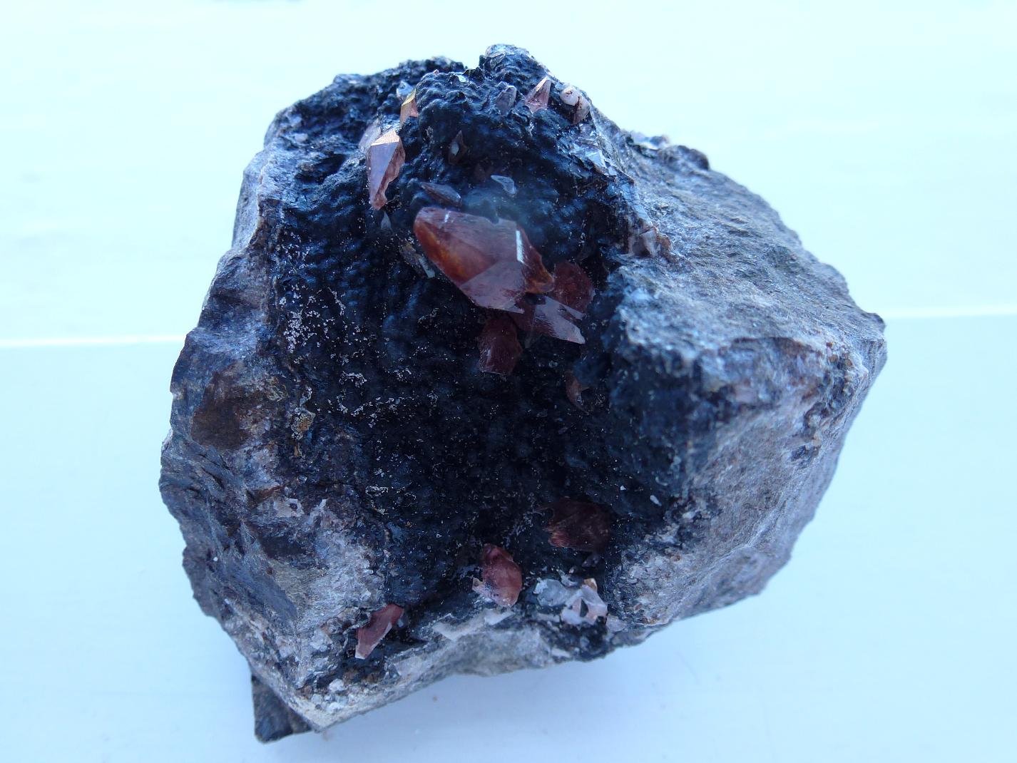 Rodocrosita, Goethita
5 x 5 cm. la pieza, 1,1 cm. el cristal mayor
(Autor: javier ruiz martin)