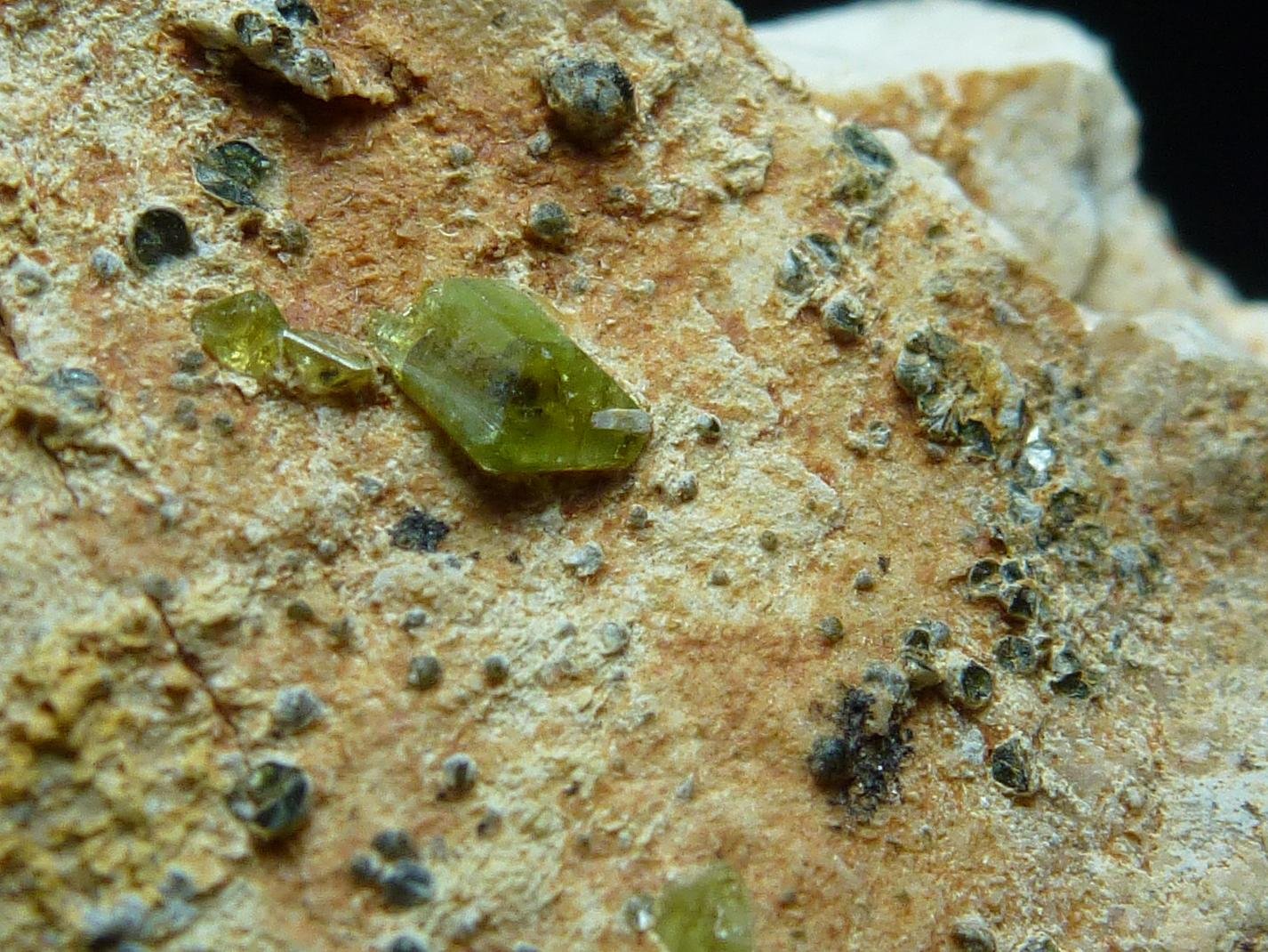 Titanita, Ortoclasa
10 x 5 cm. la pieza, 0,1 x 0,2 cm. el cristal
(Autor: javier ruiz martin)