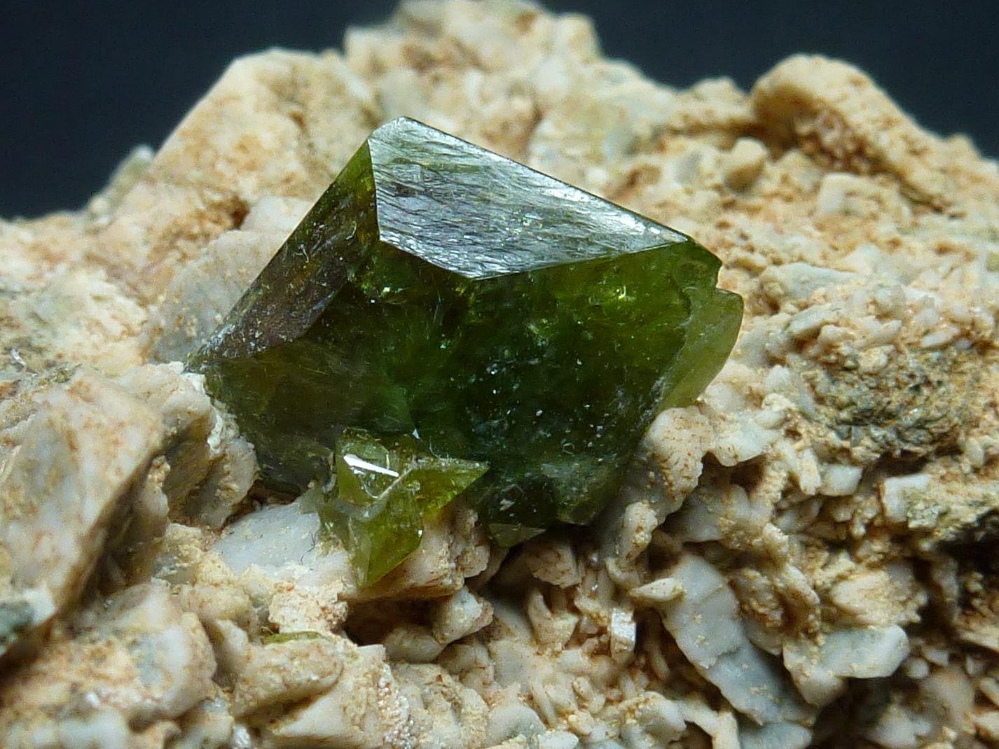 Titanita, Ortoclasa
10 x 5 cm. la pieza, 1 x 1 cm. el cristal
(Autor: javier ruiz martin)