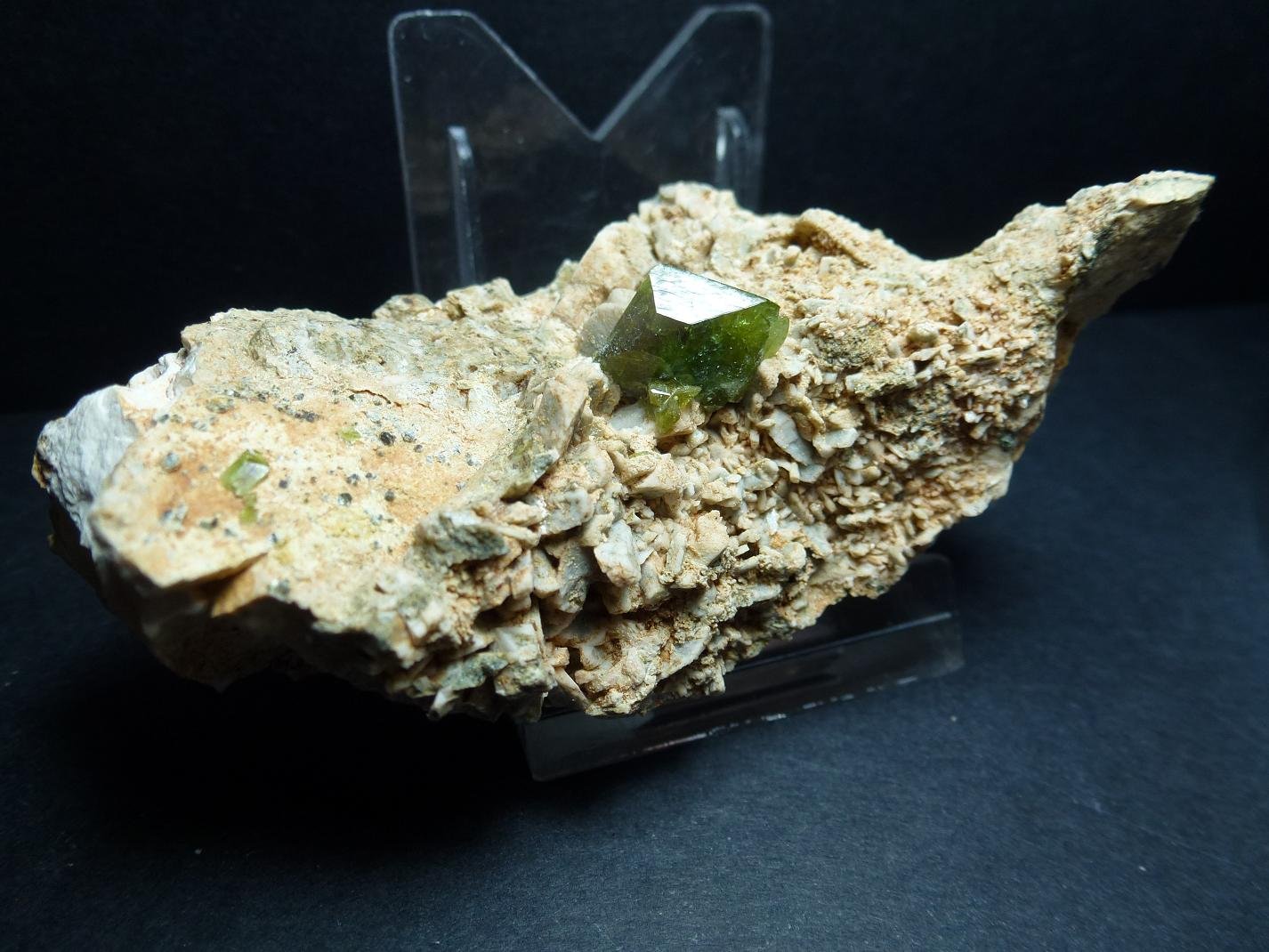 Titanita, Ortoclasa
10 x 5 cm. la pieza, 1 x 1 cm. el cristal
(Autor: javier ruiz martin)