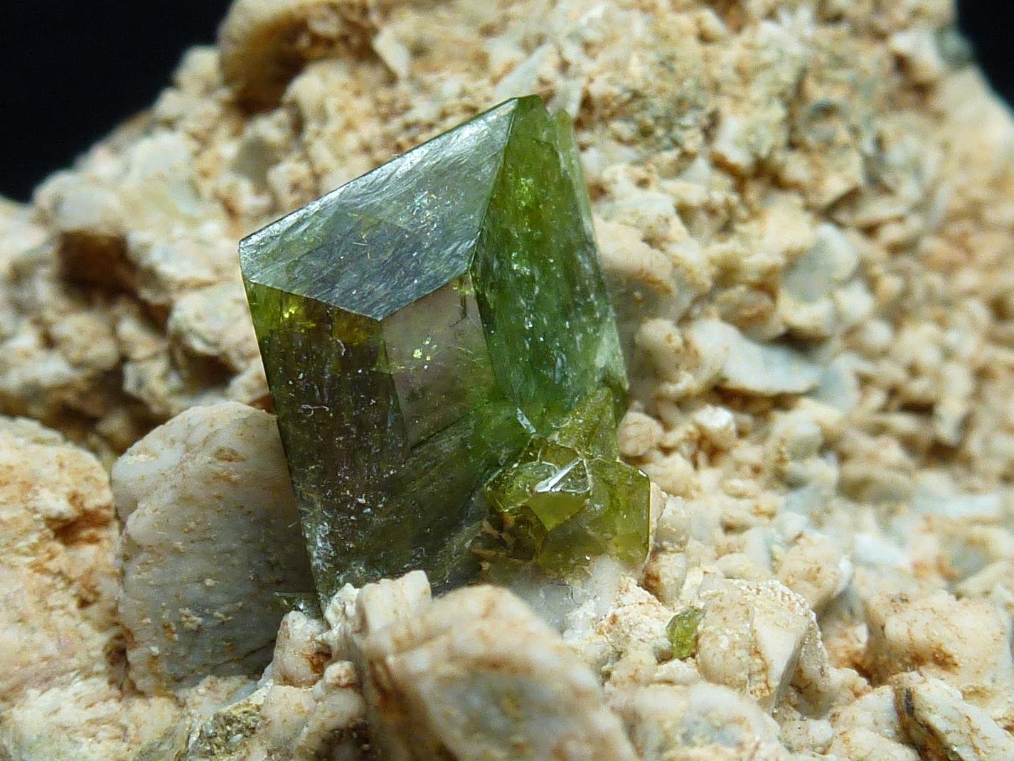 Titanita, Ortoclasa
10 x 5 cm. la pieza, 1 x 1 cm. el cristal
(Autor: javier ruiz martin)