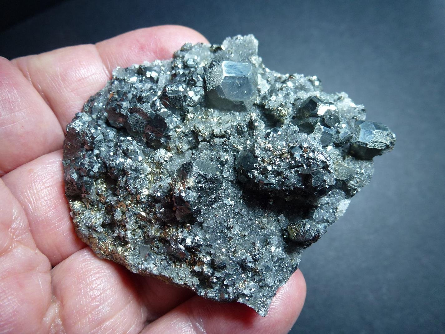 Tennantita, Pirita, Cuarzo
7 x 6 cm. la pieza 1 x 0,8 cm. el cristal mayor
(Autor: javier ruiz martin)
