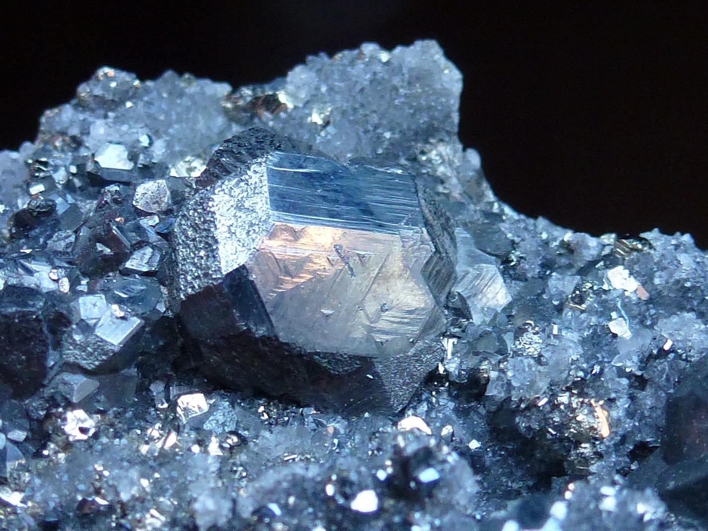 Tennantita, Pirita, Cuarzo
7 x 6 cm. la pieza 1 x 0,8 cm. el cristal mayor
(Autor: javier ruiz martin)