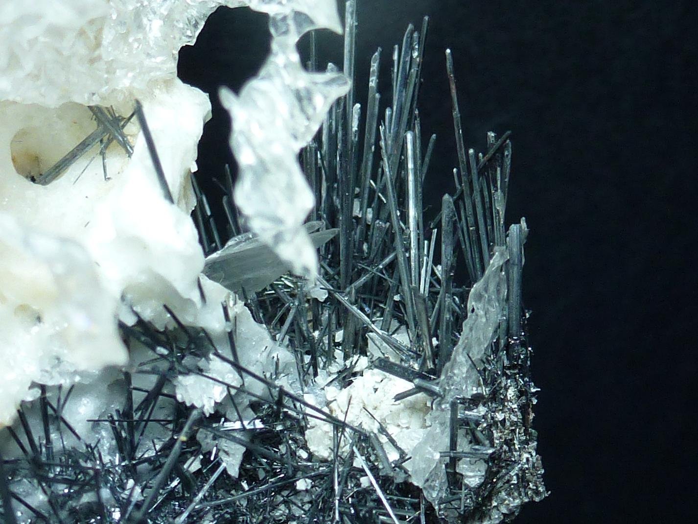 Stibnita (Estibina), Calcita, Yeso
9 x 8 cm.
(Autor: javier ruiz martin)