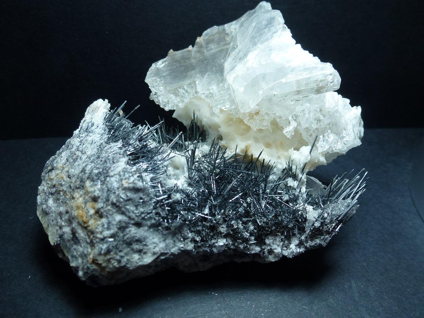 Stibnita (Estibina), Calcita, Yeso
9 x 8 cm.
(Autor: javier ruiz martin)