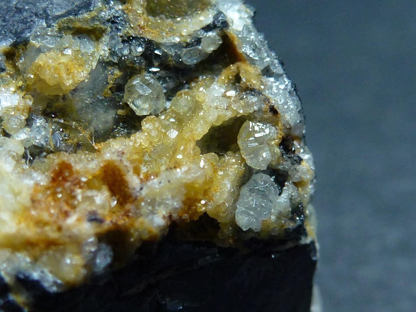 Cerusita, Galena, Calcita
4 x 2,5 cm.
(Autor: javier ruiz martin)