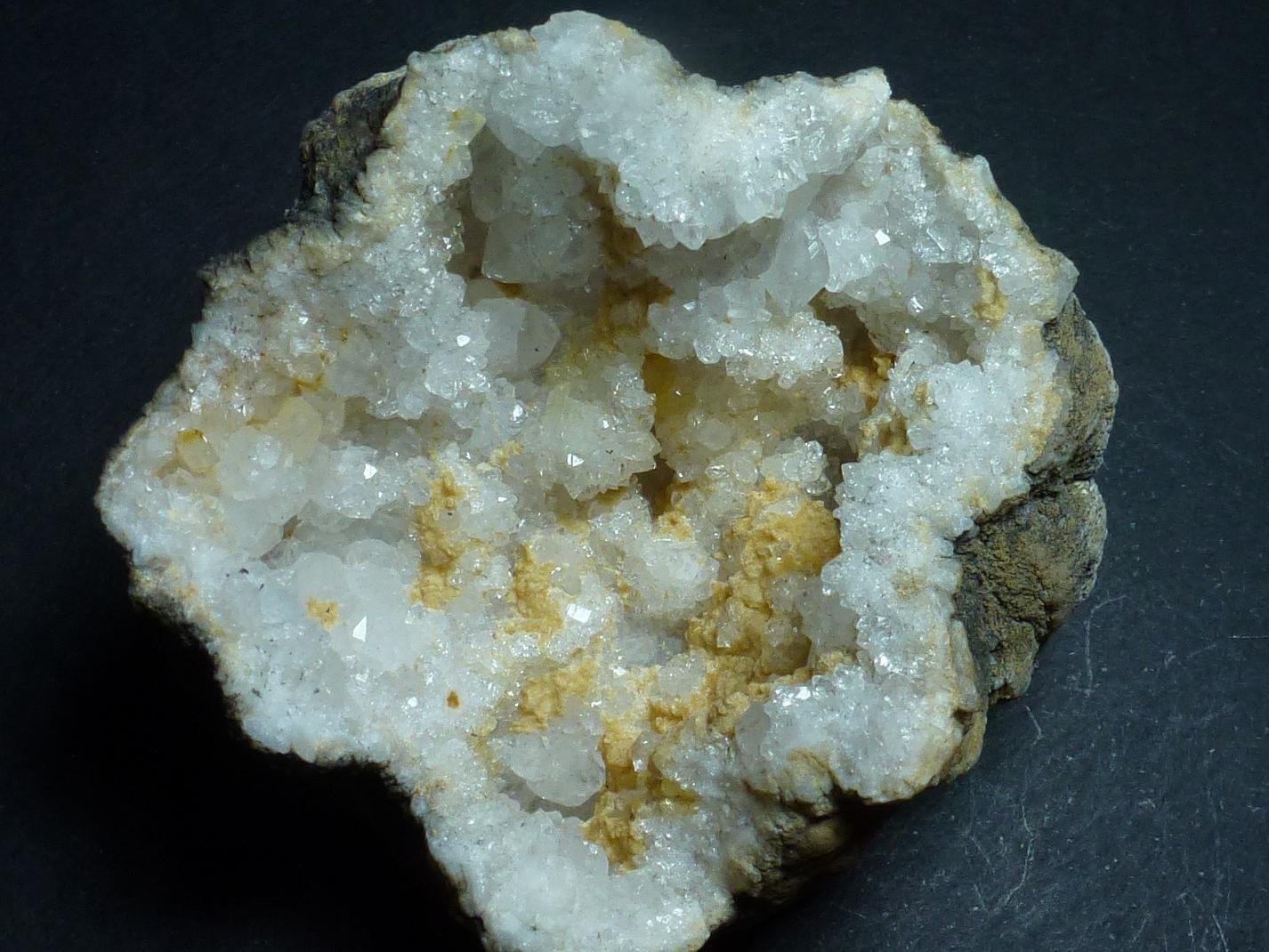 Cuarzo, Calcita
7 x 6 cm. la geoda
(Autor: javier ruiz martin)
