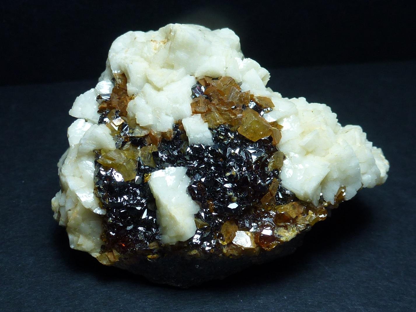 Esfalerita, Siderita, Dolomita
6 x 5 cm.
(Autor: javier ruiz martin)