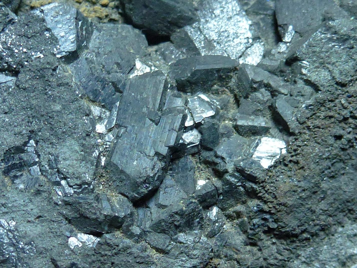 Calcocita (Calcosina)
0,8 x 0,4 cm. el cristal
(Autor: javier ruiz martin)