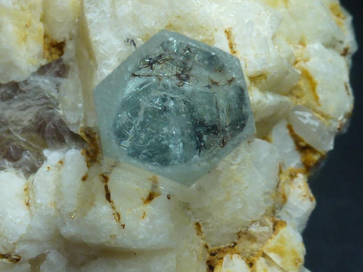 Berilo (variedad aguamarina), Albita, Mica
6 x 6 cm. la pieza, 2,5 cm. el cristal
(Autor: javier ruiz martin)