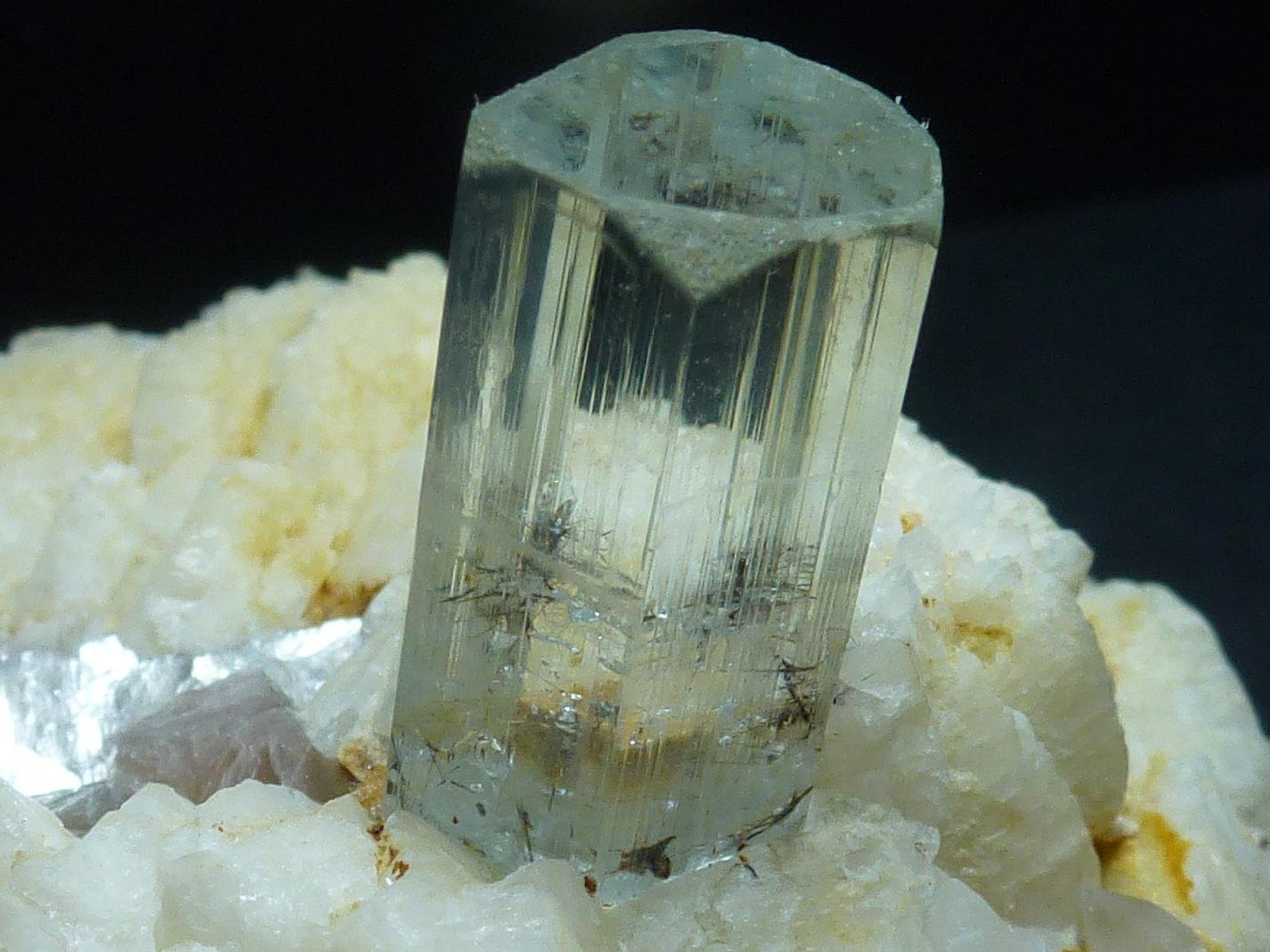 Berilo (variedad aguamarina), Albita, Mica
6 x 6 cm. la pieza, 2,5 cm. el cristal
(Autor: javier ruiz martin)