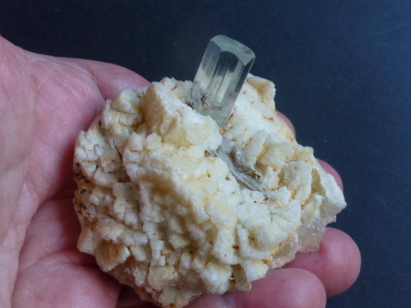 Berilo (variedad aguamarina), Albita, Mica
6 x 6 cm. la pieza, 2,5 cm. el cristal
(Autor: javier ruiz martin)