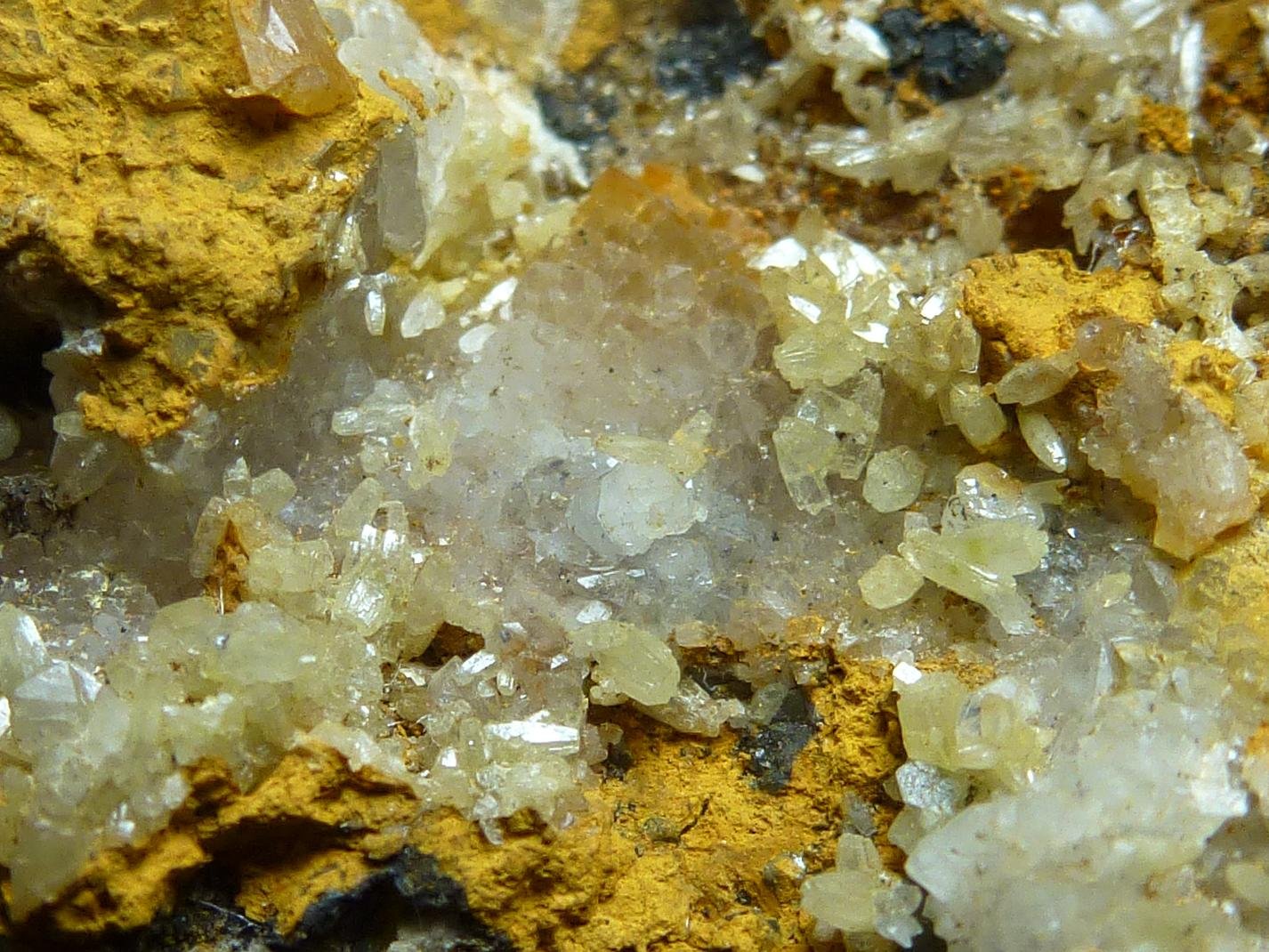 Piromorfita, Cuarzo
Encuadre 1 x 1 cm.
(Autor: javier ruiz martin)