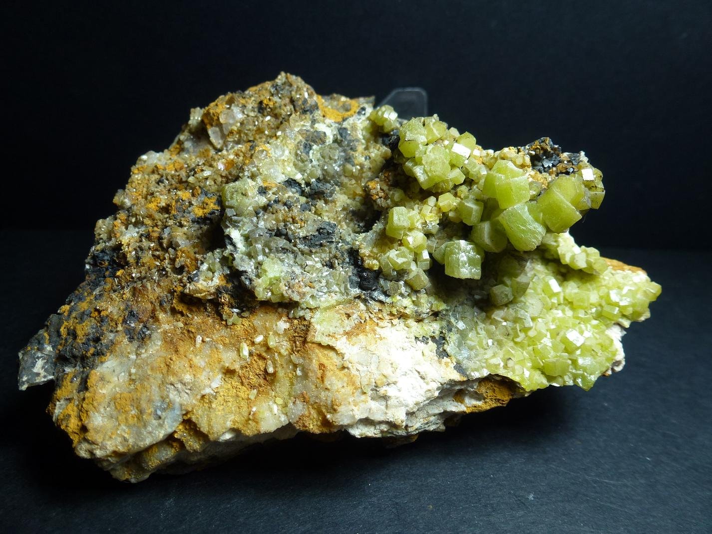 Piromorfita, Goethita y Cuarzo
11 x 8,5 cm.
(Autor: javier ruiz martin)