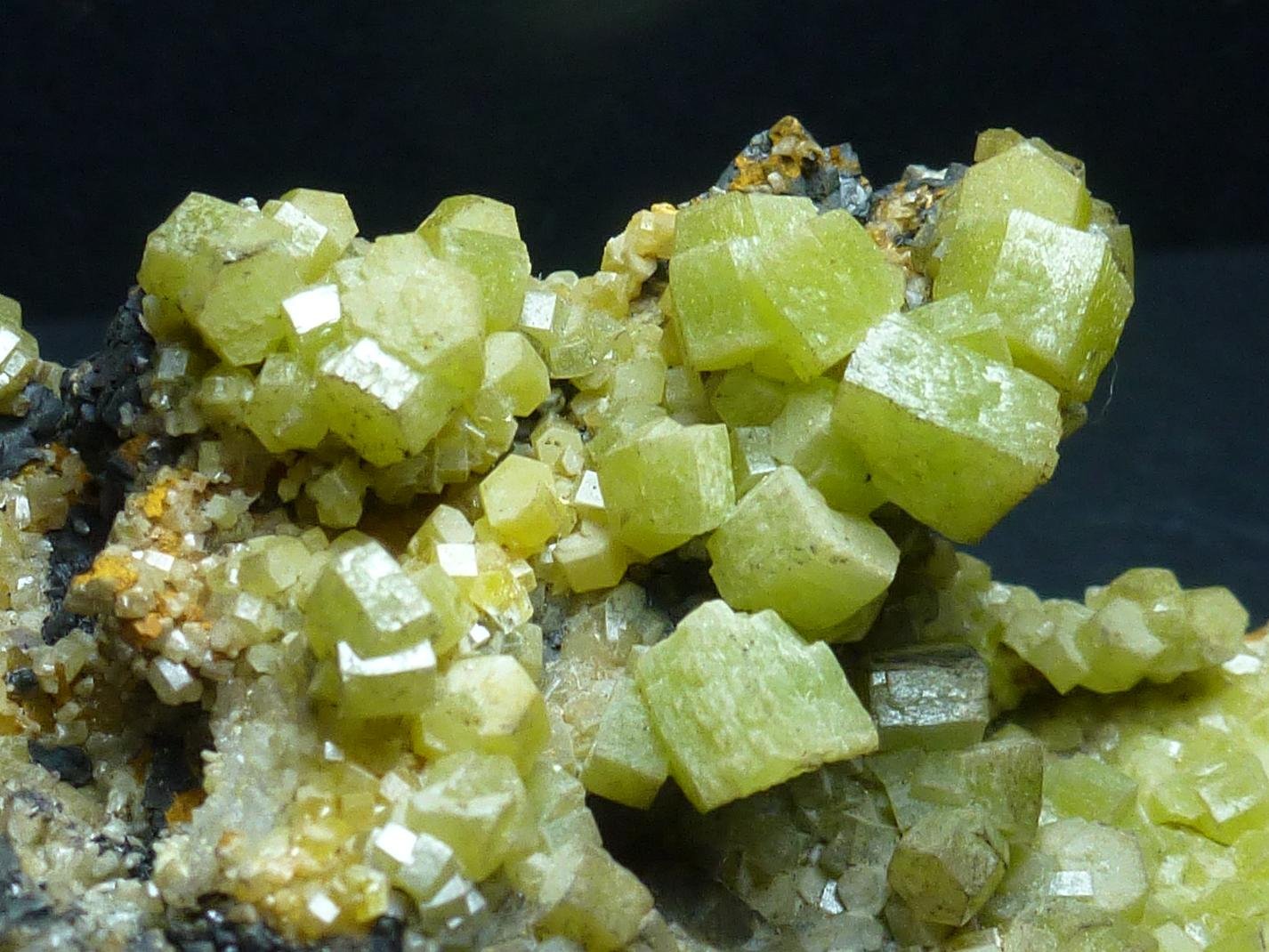 Piromorfita, Goethita, Cuarzo
zona de cristales 5 x 4 cm.
(Autor: javier ruiz martin)